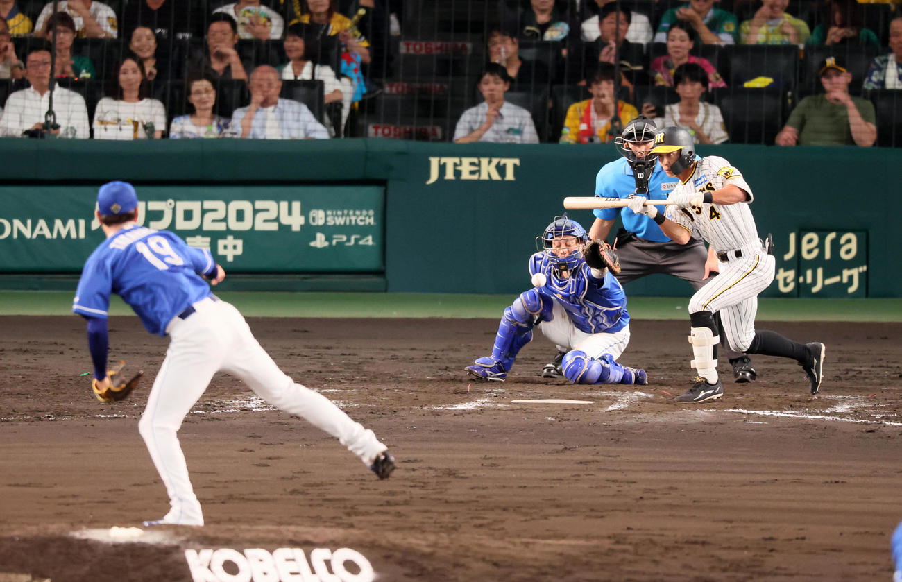 阪神対中日　7回裏阪神無死二塁、代打熊谷は犠打を決める。投手高橋宏（撮影・加藤哉）