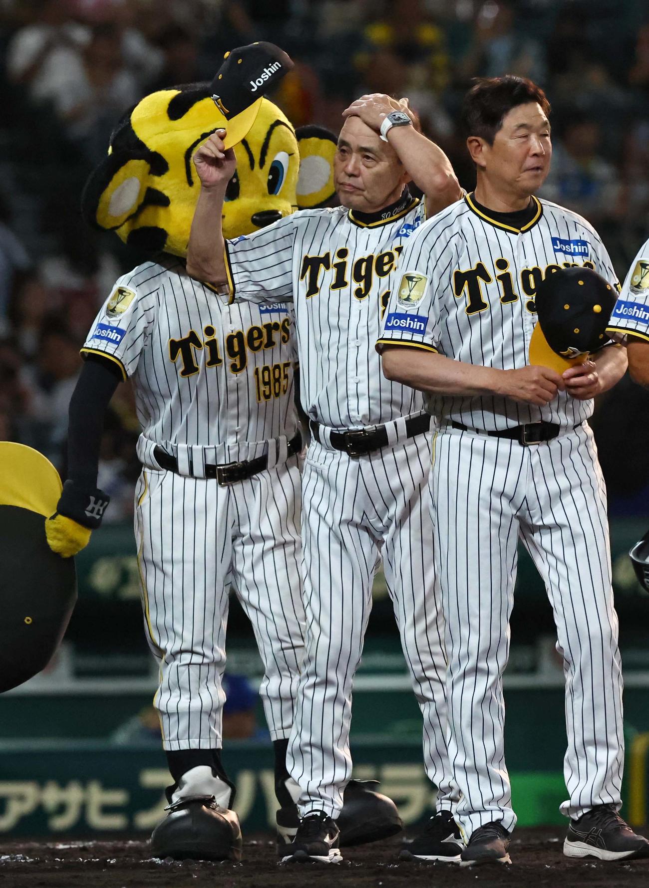 阪神対中日　中日に勝利した岡田監督（中央）はファンにあいさつをする（撮影・上田博志）