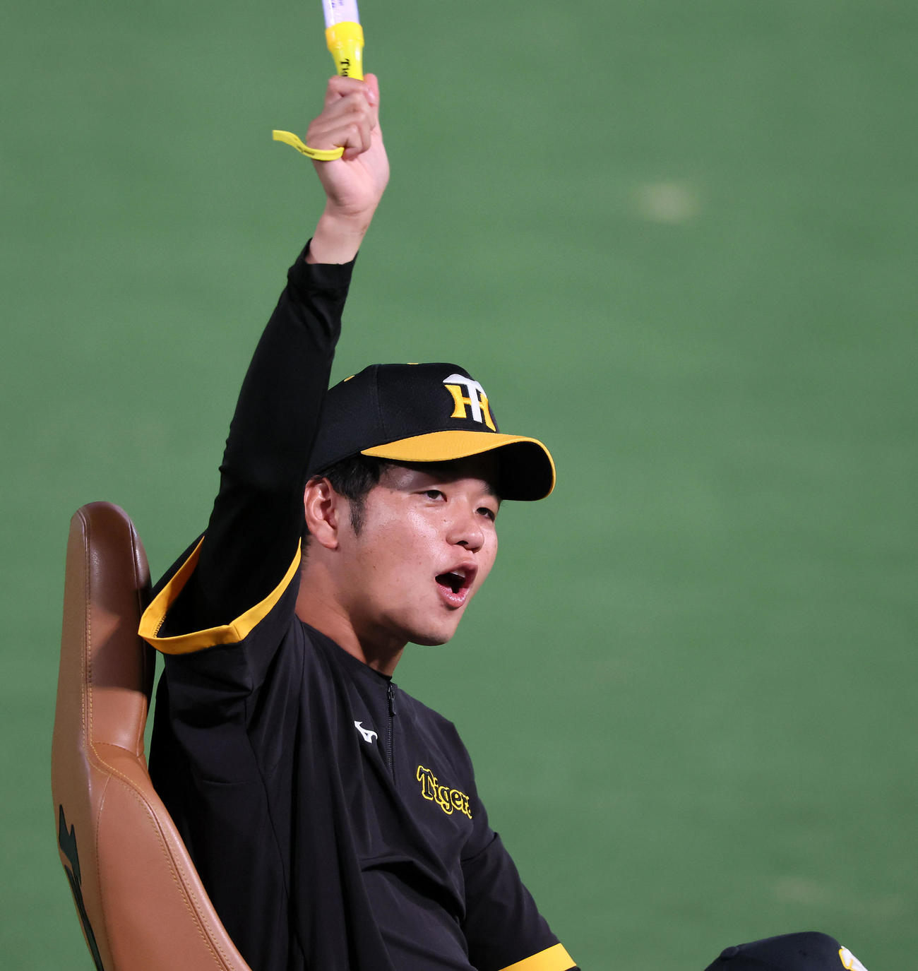 阪神対中日　ヒーローインタビューを終えリリーフカーで場内1周する高橋（撮影・加藤哉）