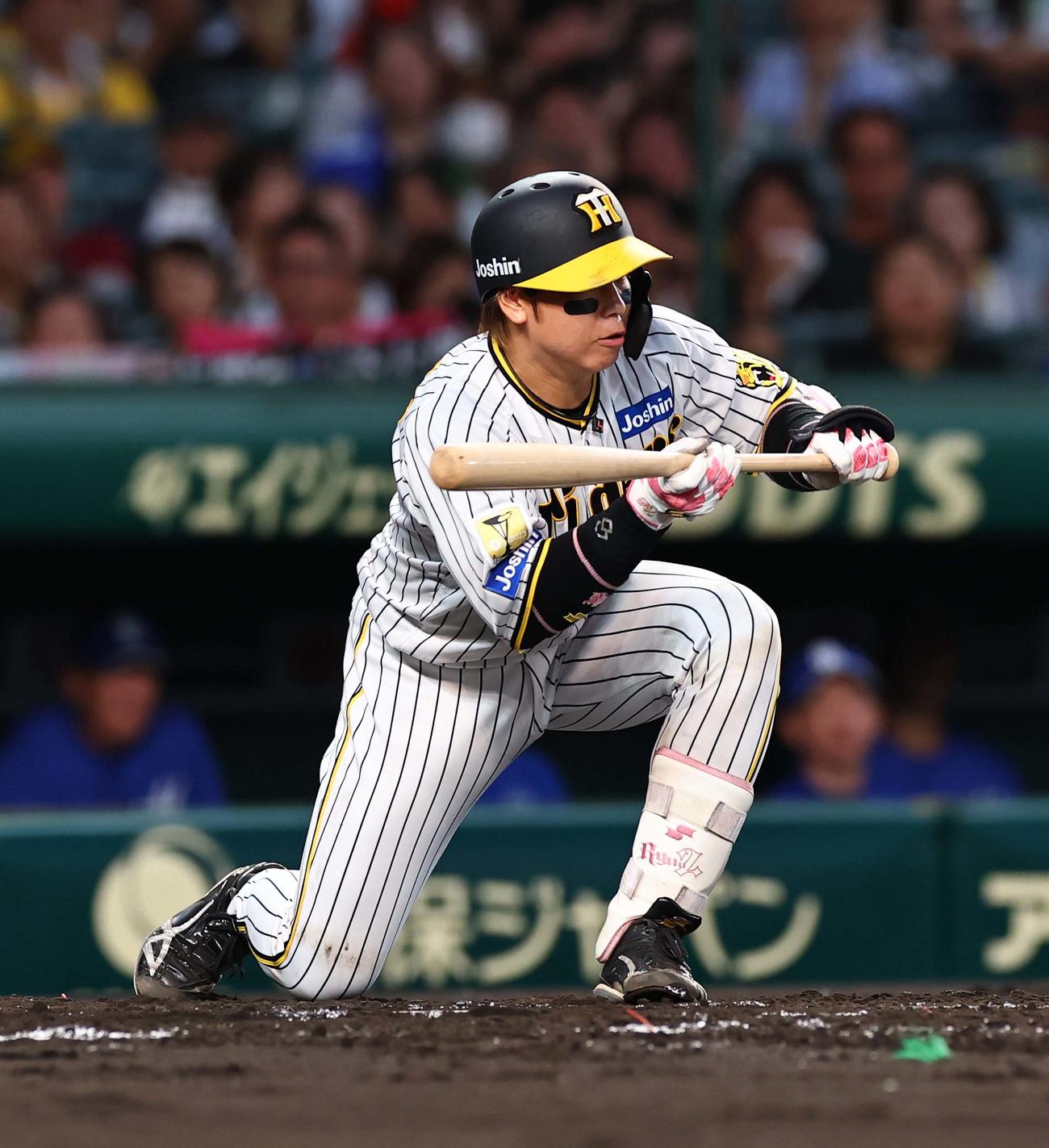 阪神対中日　2回裏阪神無死一、二塁、梅野はバスターで右前打を放つ（撮影・上田博志）
