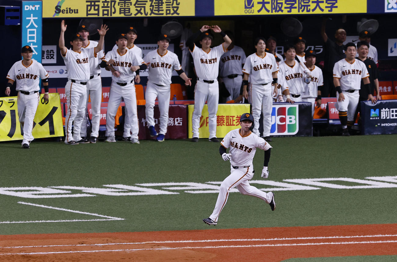 巨人対ヤクルト　9回裏巨人2死二、三塁、モンテスは左越えに同点の3点本塁打を放ち一塁へ向かう（撮影・藤尾明華）