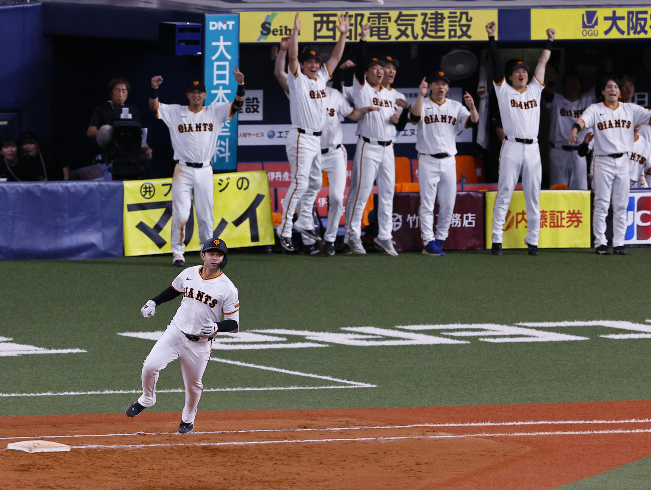 巨人対ヤクルト　9回裏巨人2死二、三塁、モンテスは左越えに同点の3点本塁打を放ち一塁へ向かう（撮影・藤尾明華）