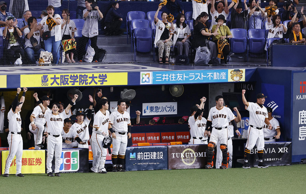 巨人対ヤクルト　9回裏巨人2死二、三塁、モンテスの同点3点本塁打に、ガッツポーズをする阿部監督（右端）（撮影・藤尾明華）