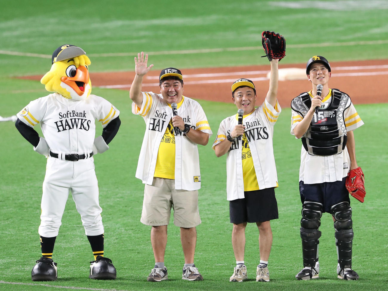 ソフトバンク対日本ハム　ゲストの左からゴリけん、パラシュート部隊の斉藤優、矢野ペペ（撮影・梅根麻紀）
