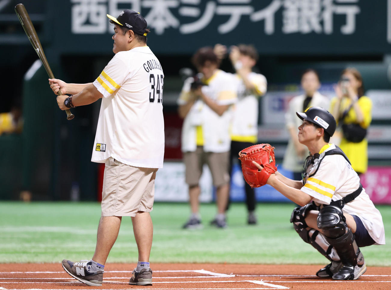 ソフトバンク対日本ハム　セレモニアルピッチで打席に立つお笑い芸人のゴリけん（左）と、捕手を務めたパラシュート部隊のぺぺ（撮影・鬼束羽瑠菜）