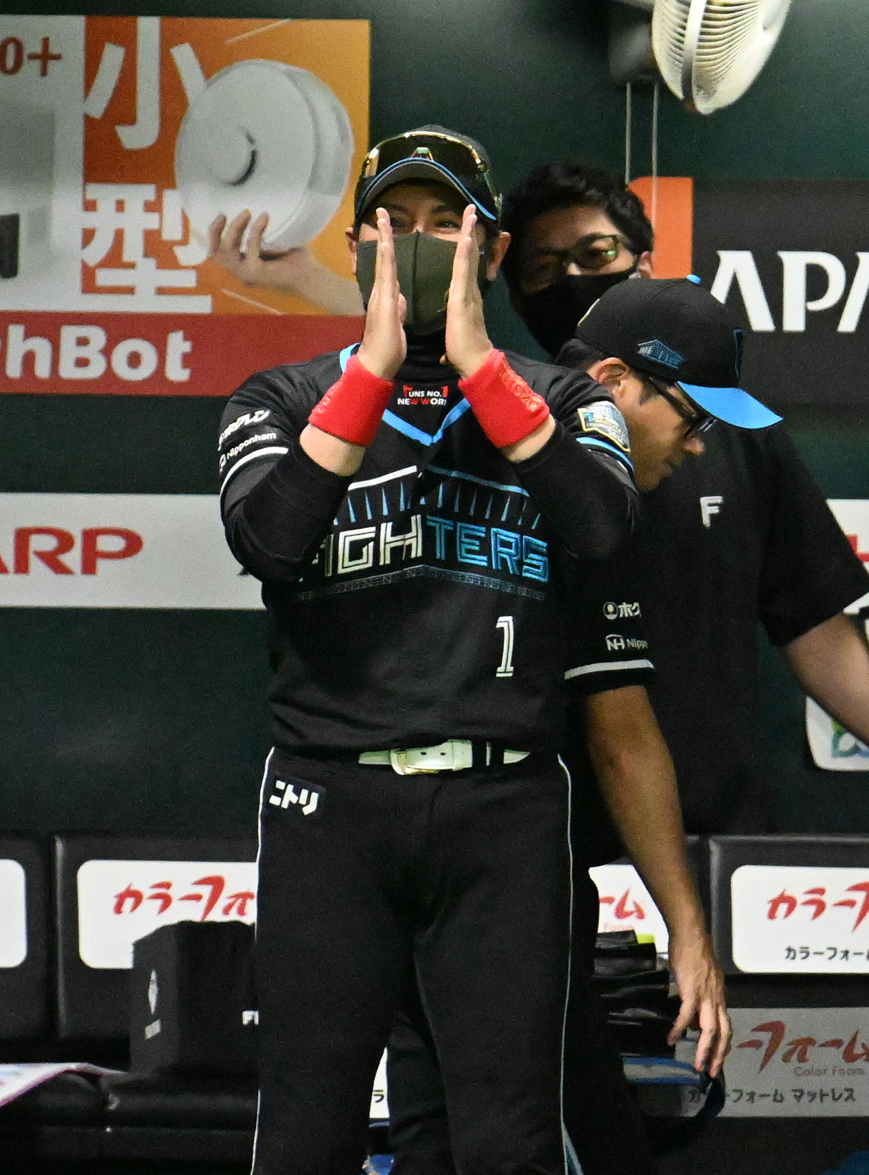 ソフトバンク対日本ハム　3回表日本ハム無死、マルティネスの本塁打に拍手をする新庄剛志監督（撮影・林敢治）