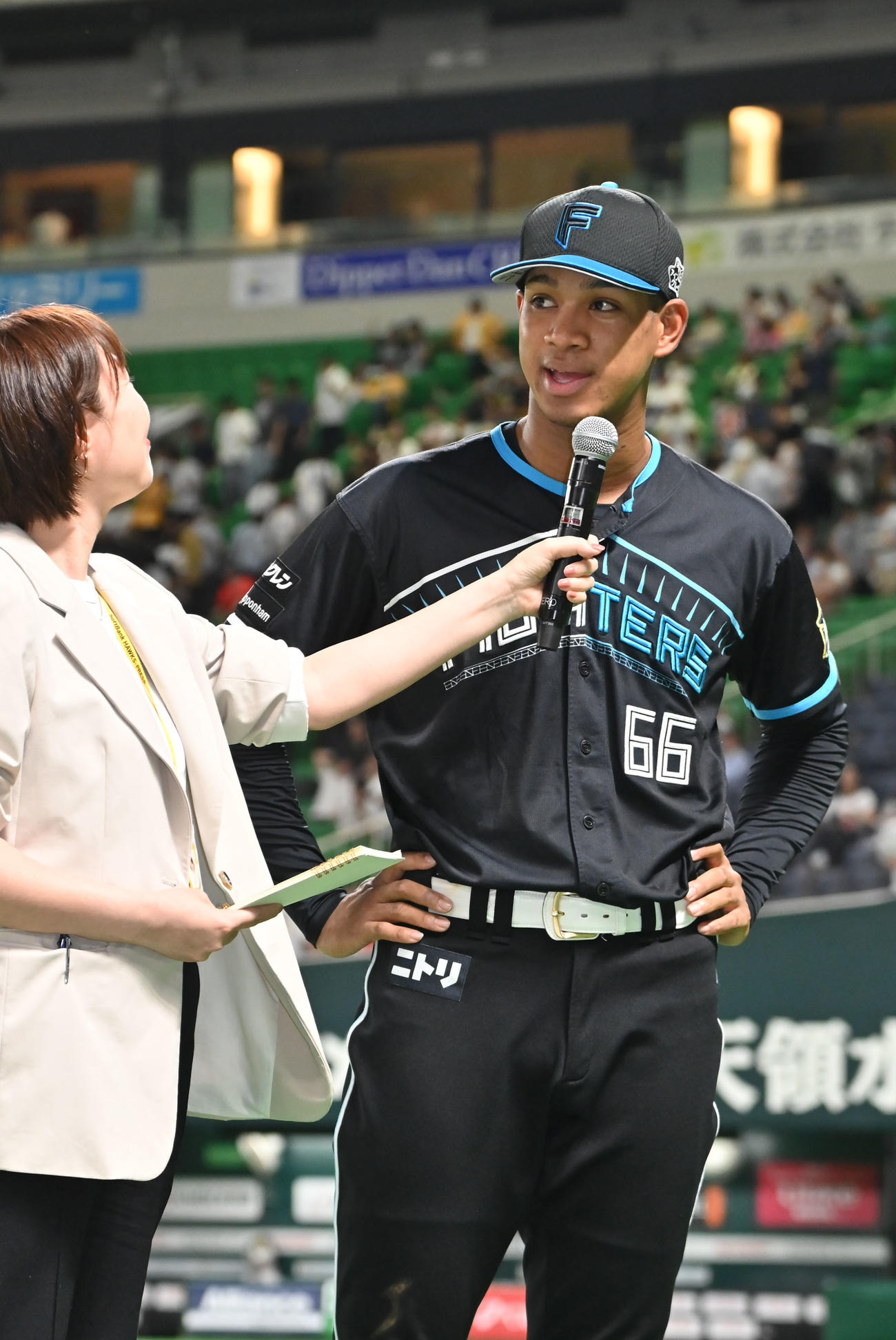 ソフトバンク対日本ハム　ヒーローインタビューに応じる万波（撮影・林敢治）