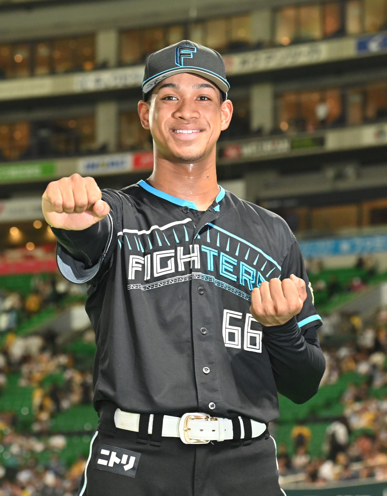 ソフトバンク対日本ハム　ポーズを決める万波（撮影・林敢治）