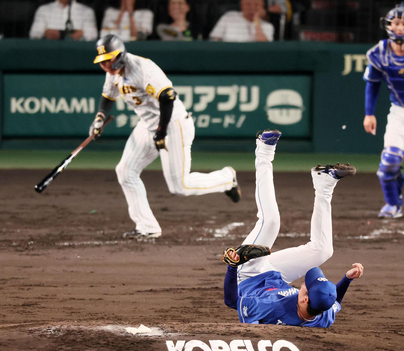 阪神対中日　3回裏阪神2死、高橋宏は大山の打球を避けてマウンド上に転倒する（撮影・加藤哉）