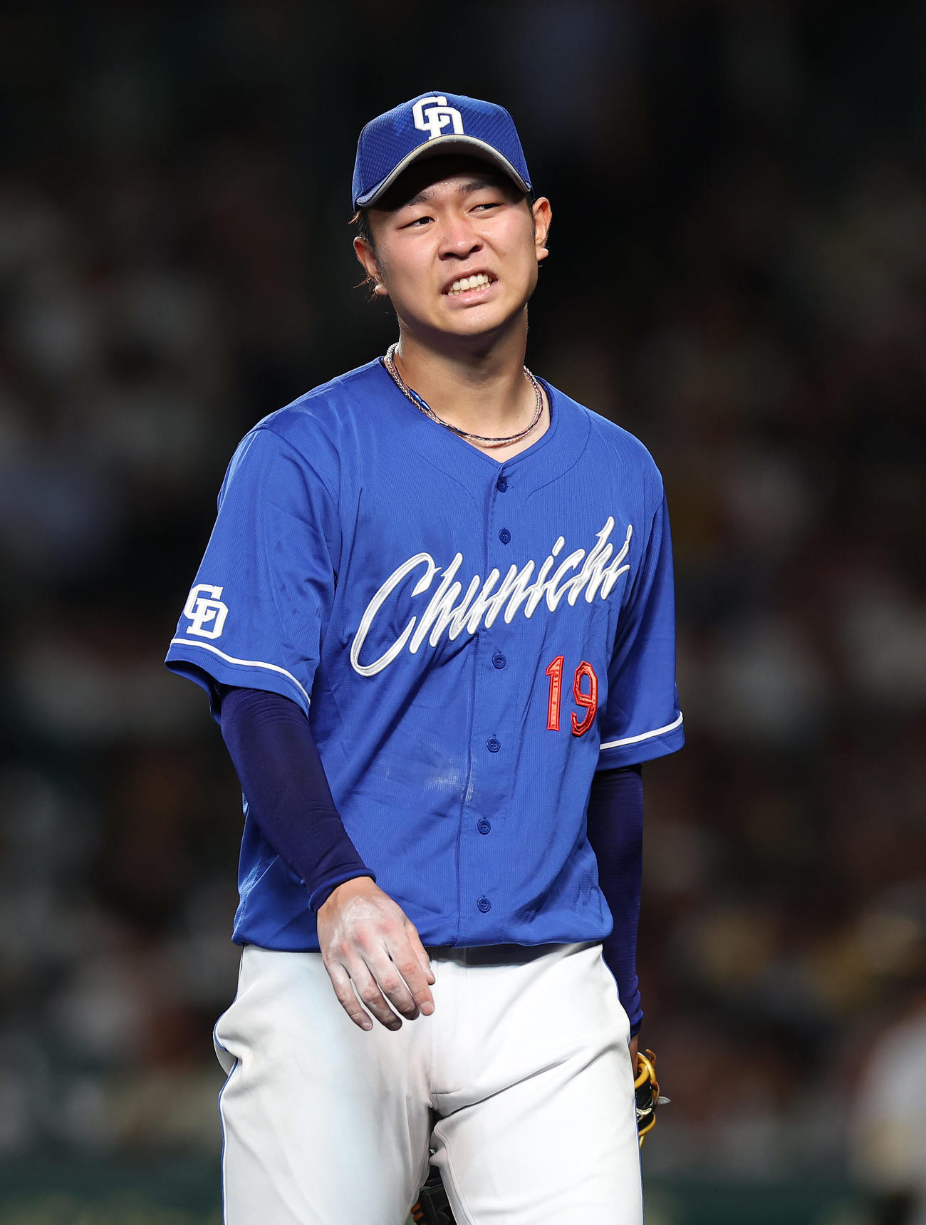 阪神対中日　7回裏を投げ終え、悔しそうな表情を見せながらベンチへ戻る中日高橋宏（撮影・前田充）