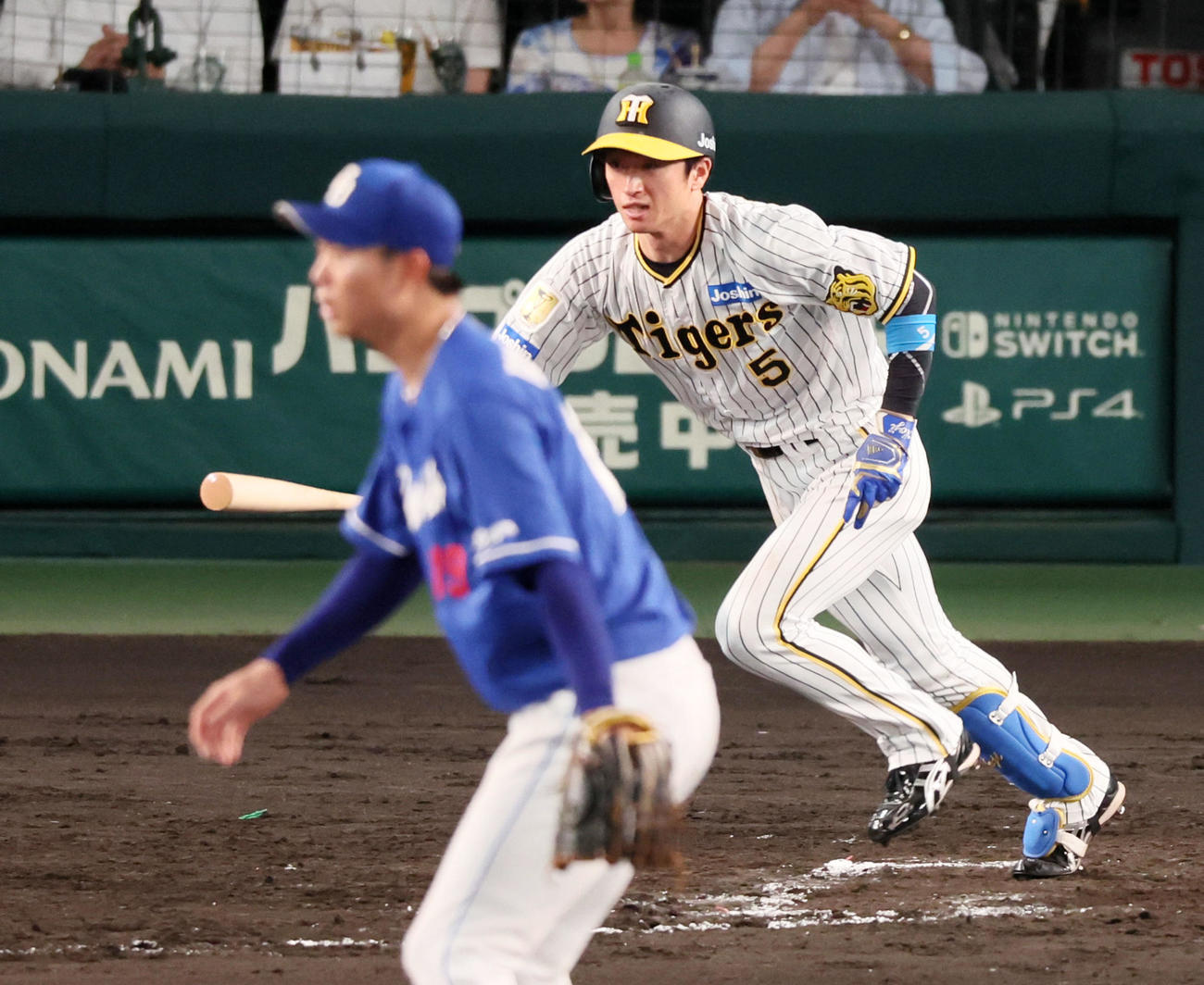 阪神対中日　7回裏阪神1死三塁、右適時打を放つ近本。投手高橋宏（撮影・加藤哉）