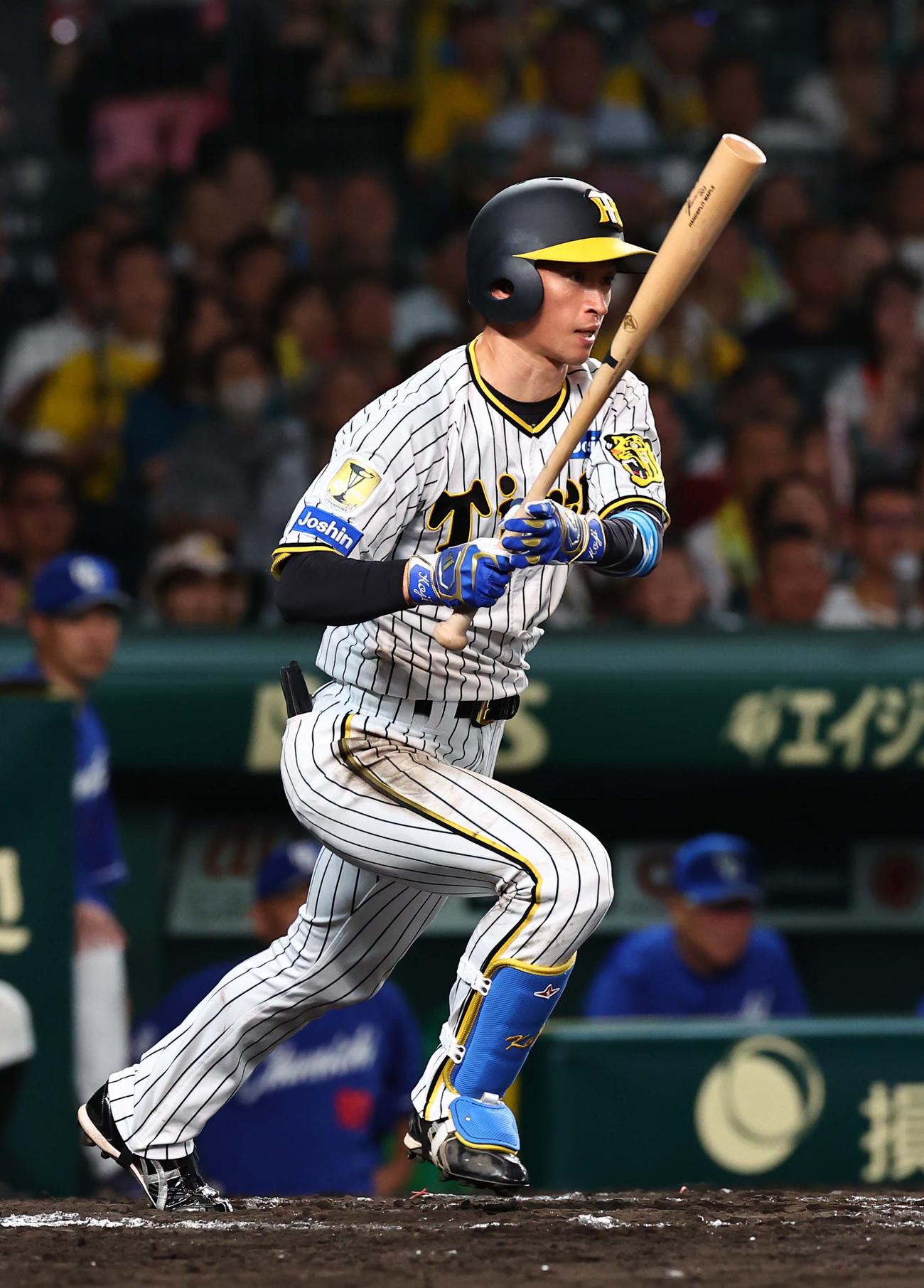 阪神対中日　7回裏阪神1死三塁、近本は右前に適時打を放つ（撮影・上田博志）