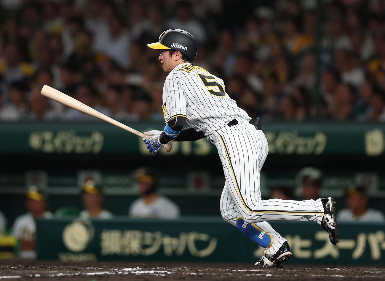 阪神対中日　7回裏阪神1死三塁、右前適時打を放つ近本（撮影・前田充）