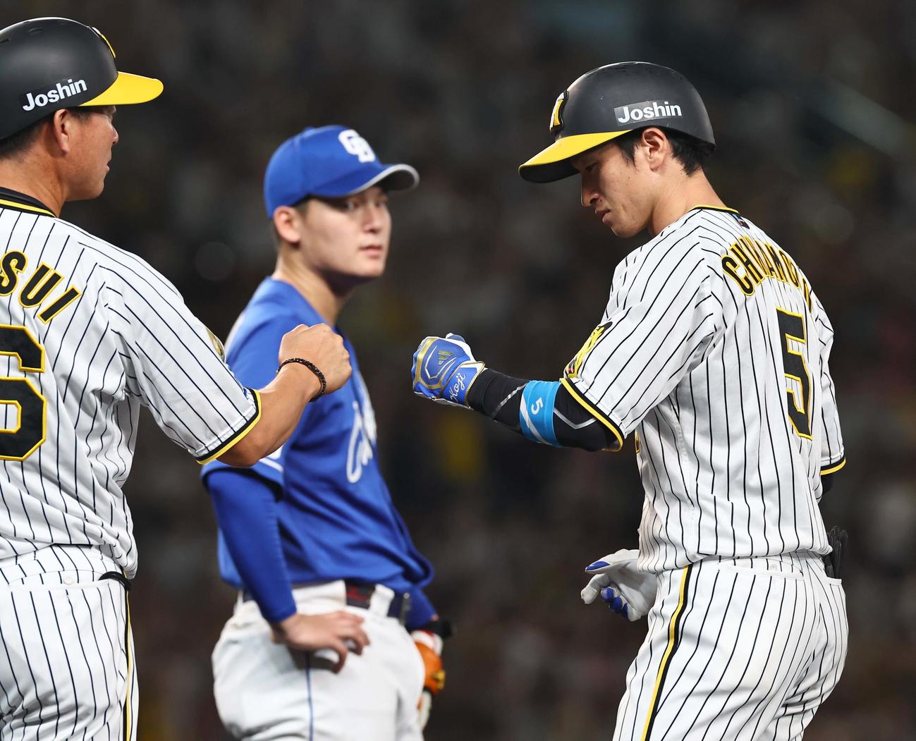阪神対中日　7回裏阪神1死三塁、近本は右前に適時打を放つ（撮影・上田博志）