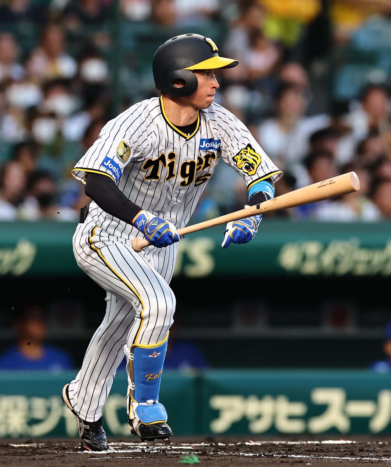 阪神対中日　1回裏阪神無死、近本は中前打を放つ（撮影・上田博志）