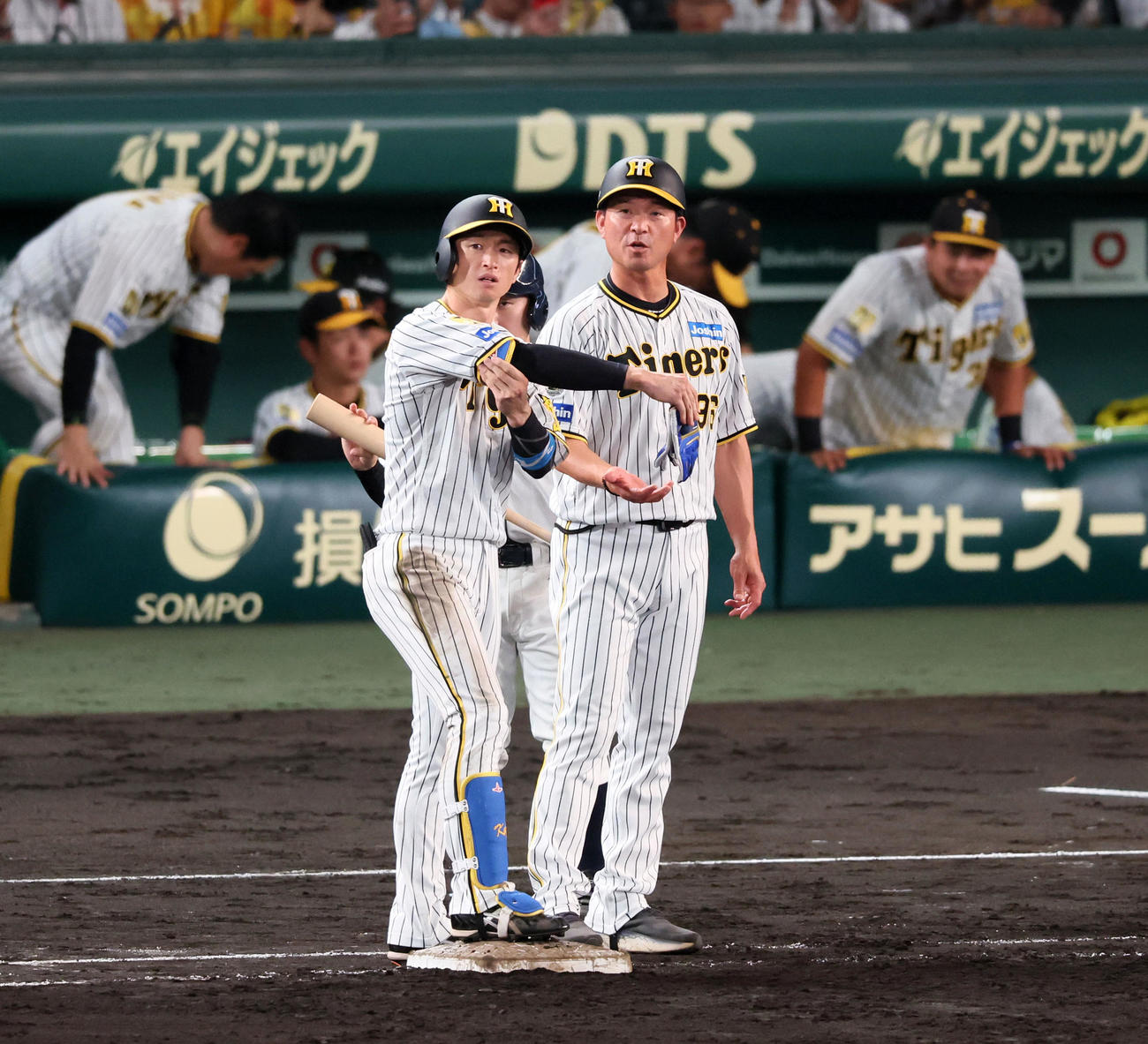 阪神対中日　7回裏阪神1死三塁、右適時打を放つ近本（撮影・加藤哉）