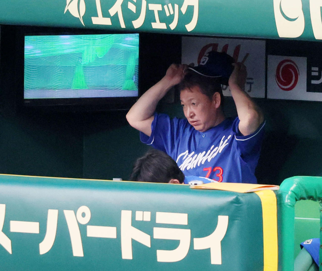 阪神対中日　2回表、ベンチで帽子をかぶり直す立浪監督（撮影・加藤哉）