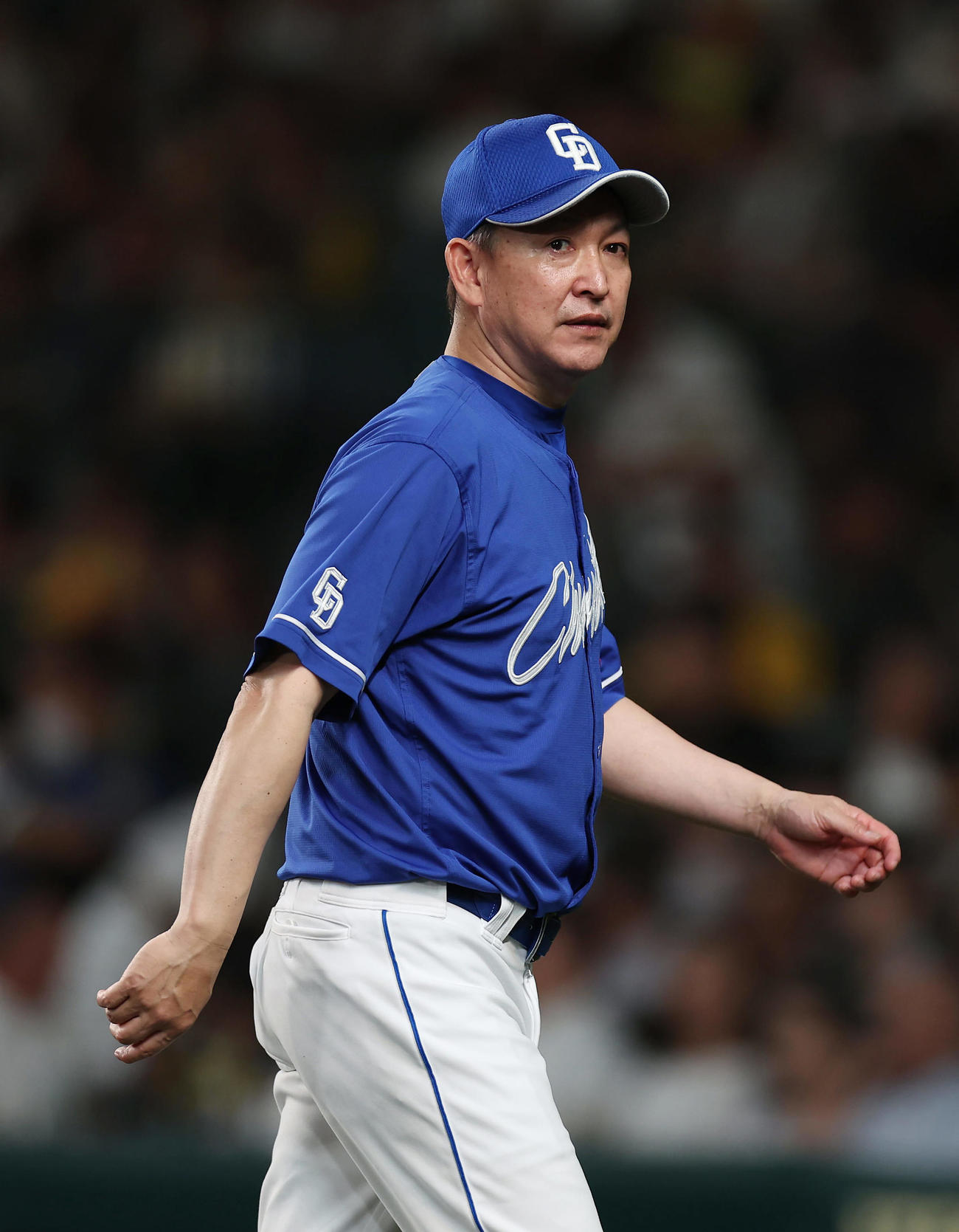 阪神対中日　7回を終え選手交代を告げた中日立浪監督（撮影・前田充）