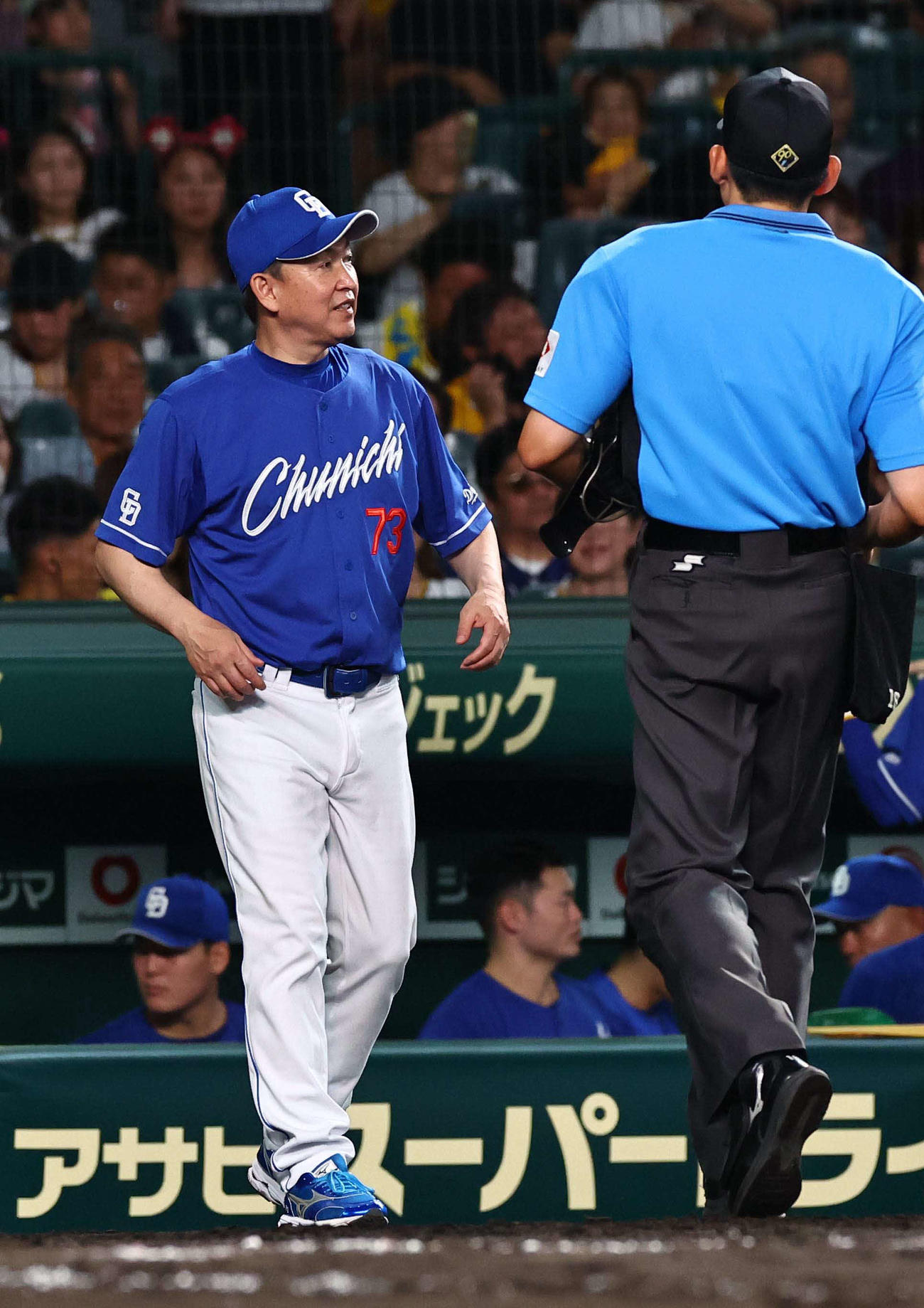 阪神対中日　選手交代を告げる立浪監督（撮影・上田博志）