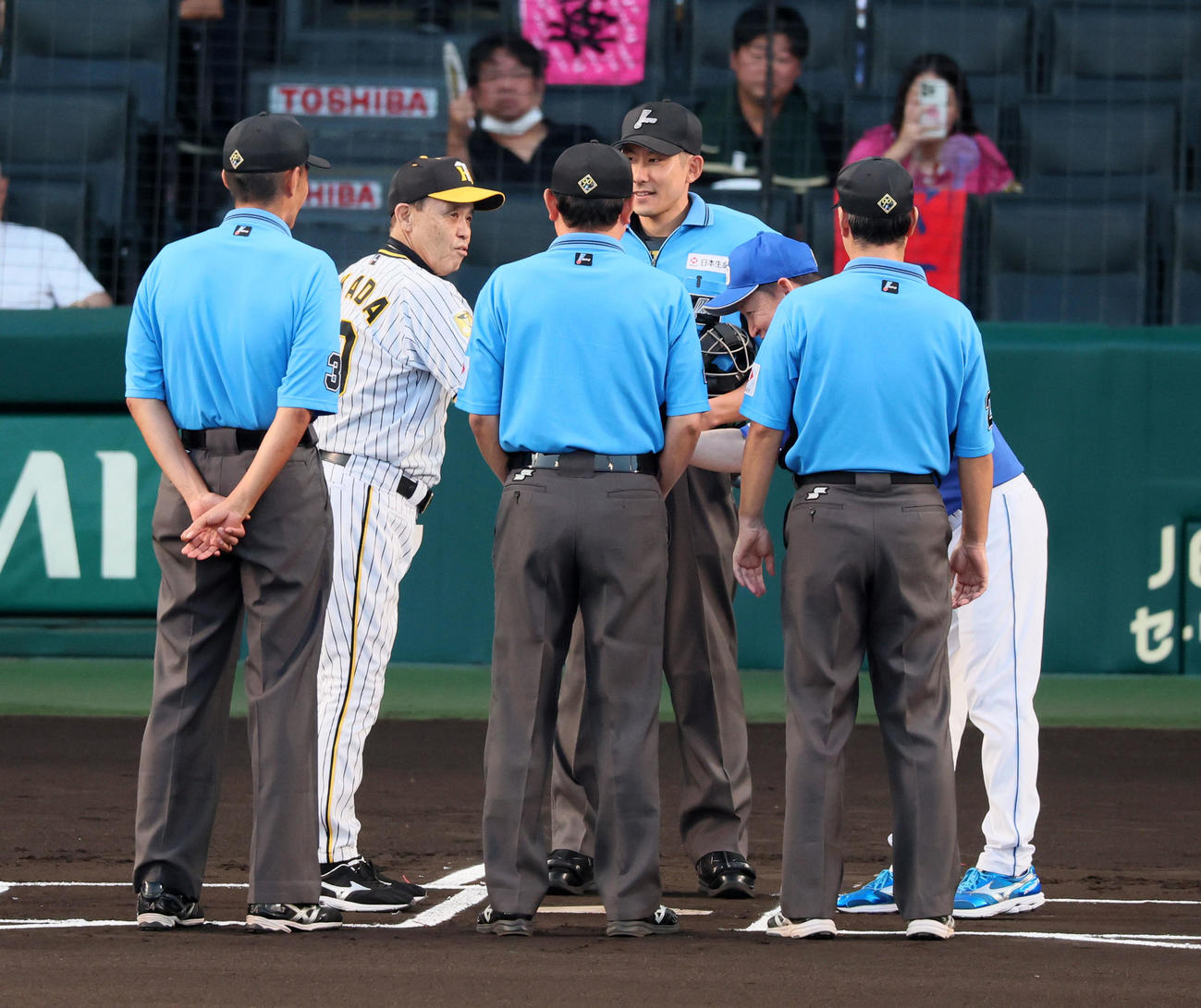 阪神対中日　メンバー表の最終確認で握手する岡田監督（左）と立浪監督（撮影・加藤哉）