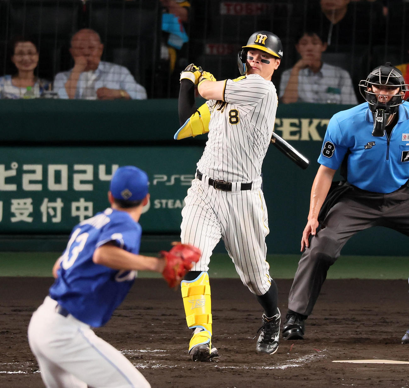 阪神対中日　8回裏阪神1死、佐藤輝は右前打を放つ。投手橋本（撮影・加藤哉）