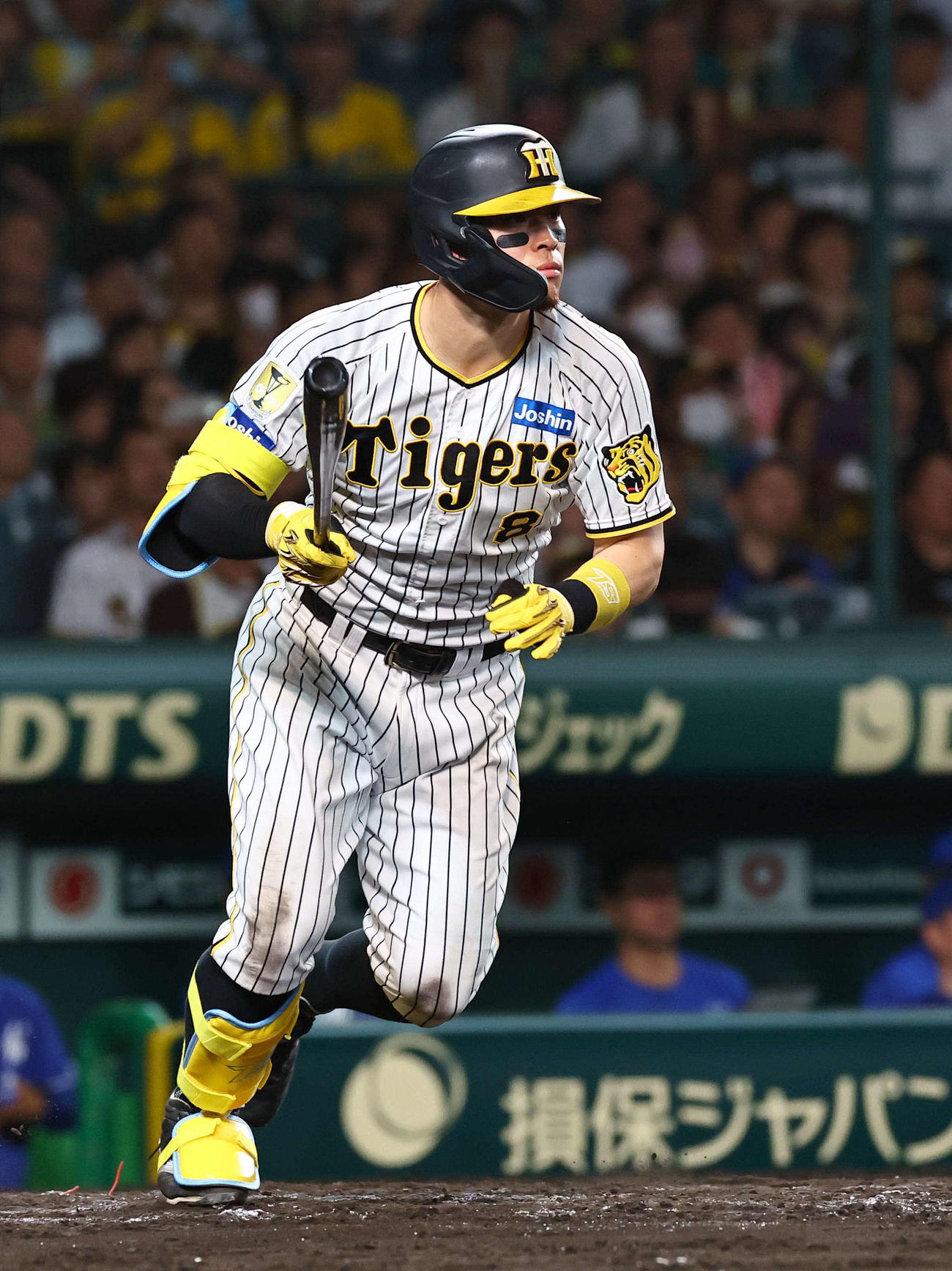 阪神対中日　8回裏阪神1死、佐藤輝は右前打を放つ（撮影・上田博志）