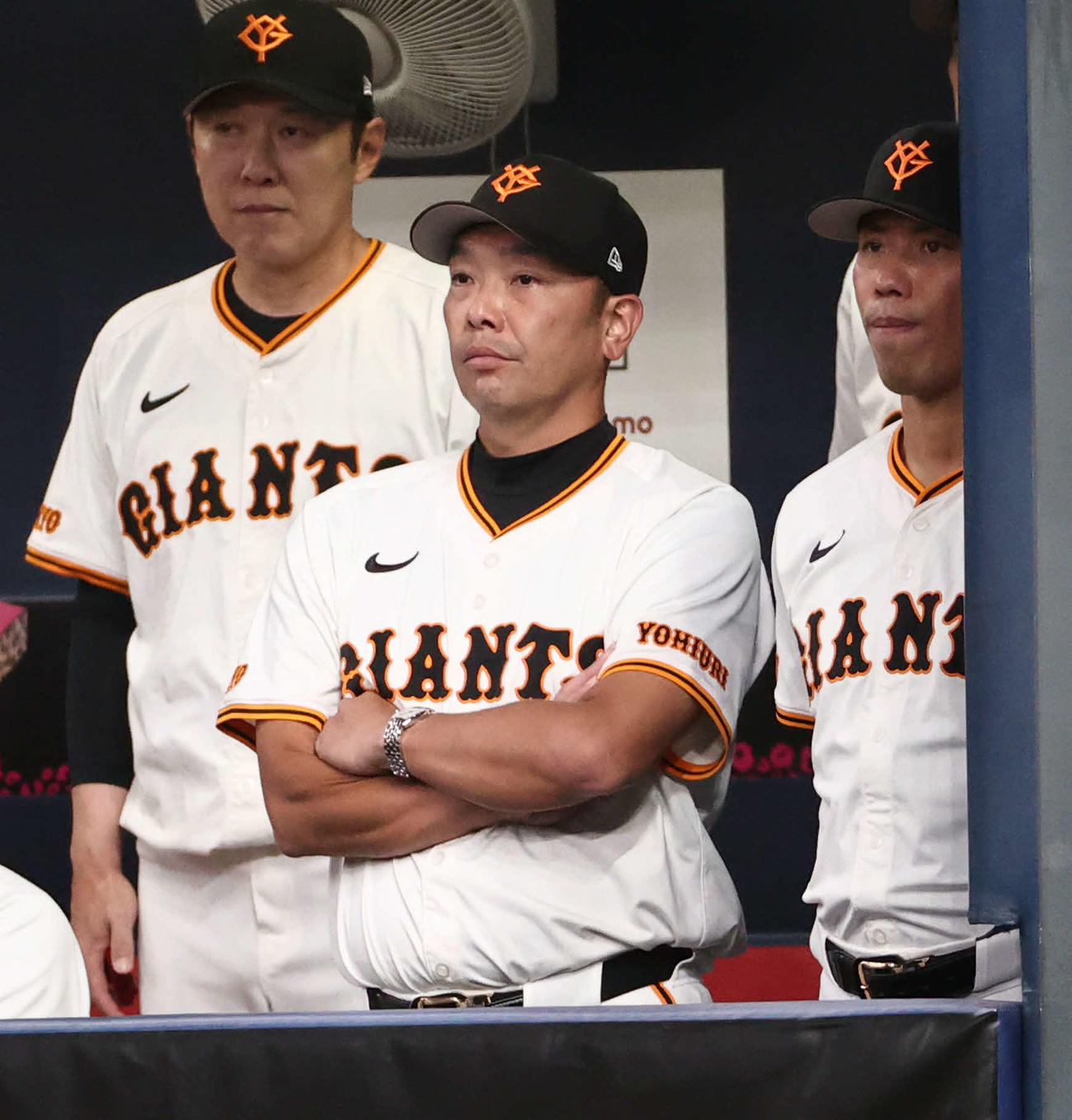 巨人対ヤクルト　腕組みして戦況を見守る巨人阿部監督（撮影・西尾就之）