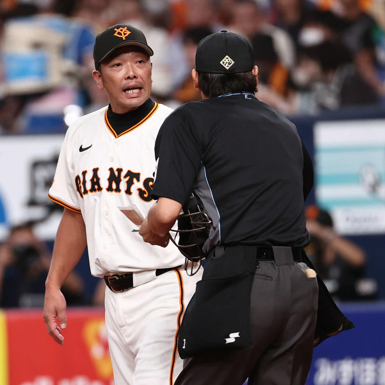 巨人対ヤクルト　7回表ヤクルト1死三塁、阿部監督はベンチを出て投手交代を告げる（撮影・西尾就之）