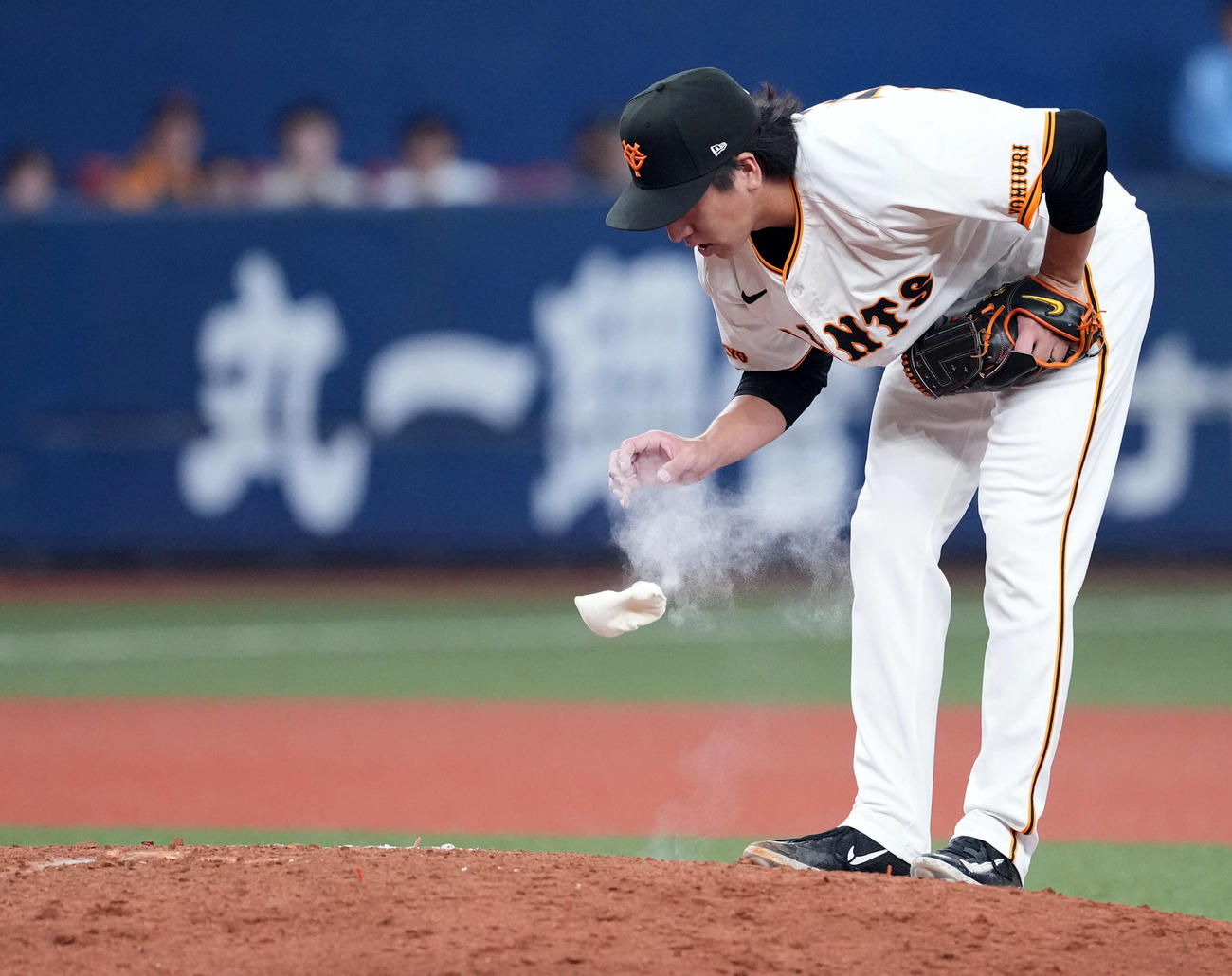巨人対ヤクルト　10回表、ヤクルトに勝ち越しを許した巨人大勢（撮影・たえ見朱実）