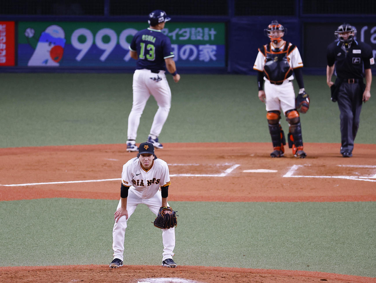巨人対ヤクルト　10回表ヤクルト2死三塁、並木に勝ち越し適時打を許し肩を落とす大勢（撮影・藤尾明華）