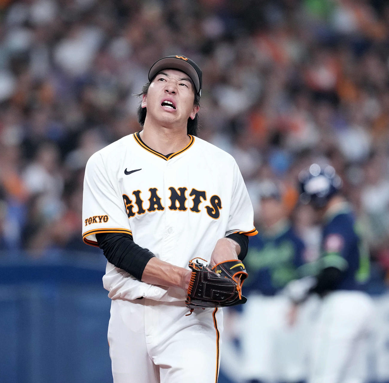 巨人対ヤクルト　10回表、ヤクルトに勝ち越しを許した巨人大勢（撮影・たえ見朱実）