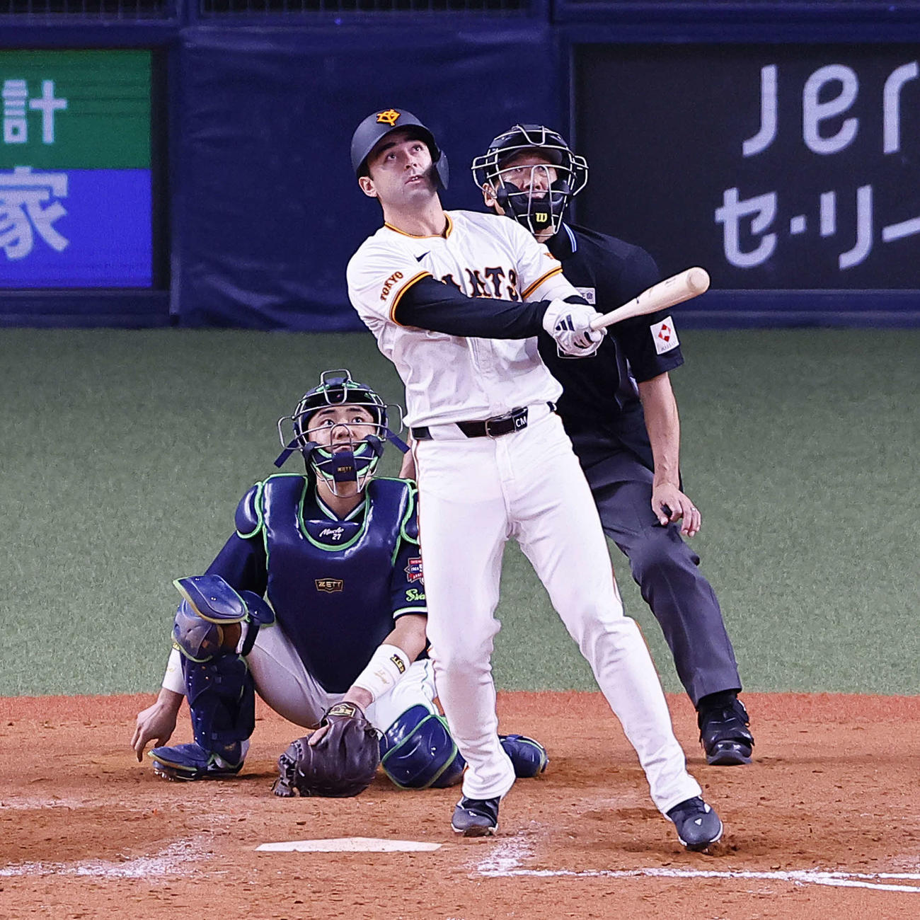 巨人対ヤクルト　9回裏巨人2死二、三塁、モンテスは左越えに同点の3点本塁打を放つ（撮影・藤尾明華）