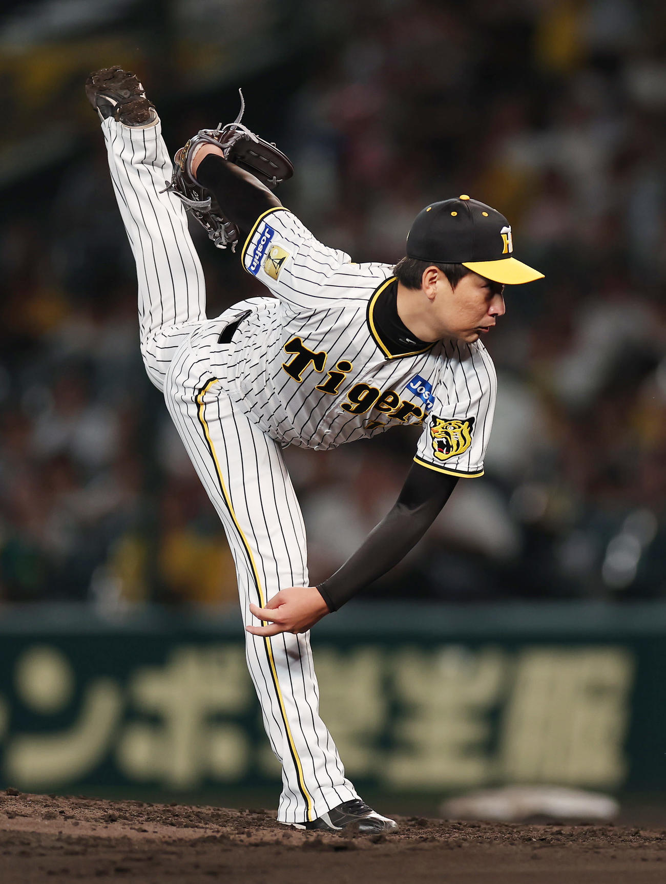 阪神対中日　力投する阪神2番手の岩崎（撮影・前田充）