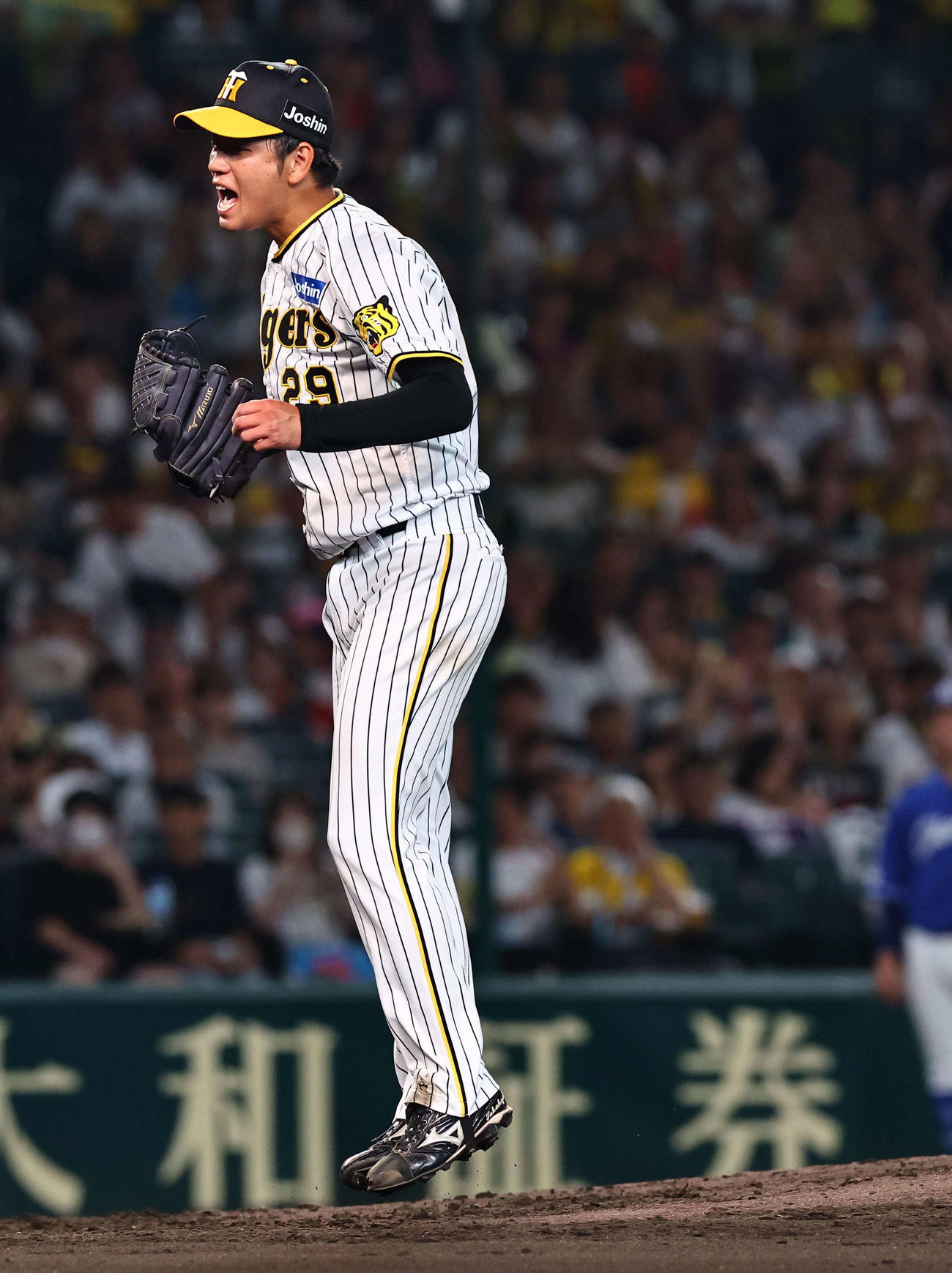 阪神対中日　7回表中日2死二、三塁、村松から三振を奪った高橋は雄たけびを上げる（撮影・上田博志）