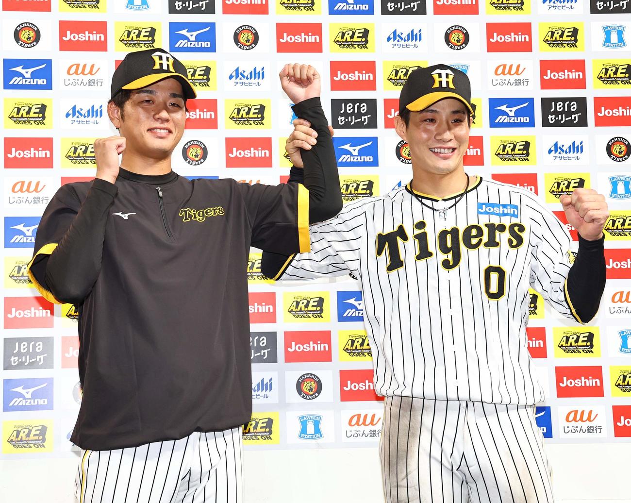 阪神対中日　お立ち台でガッツポーズをする高橋（左）と木浪（撮影・上田博志）