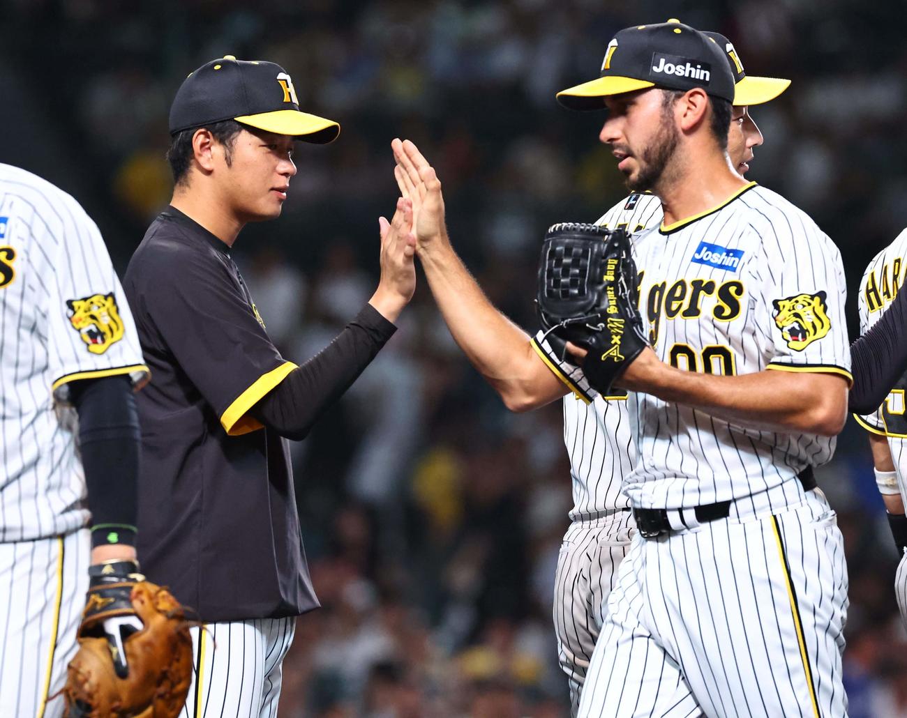 阪神対中日　高橋（左）はゲラとハイタッチするも勝利球は渡されず（撮影・上田博志）