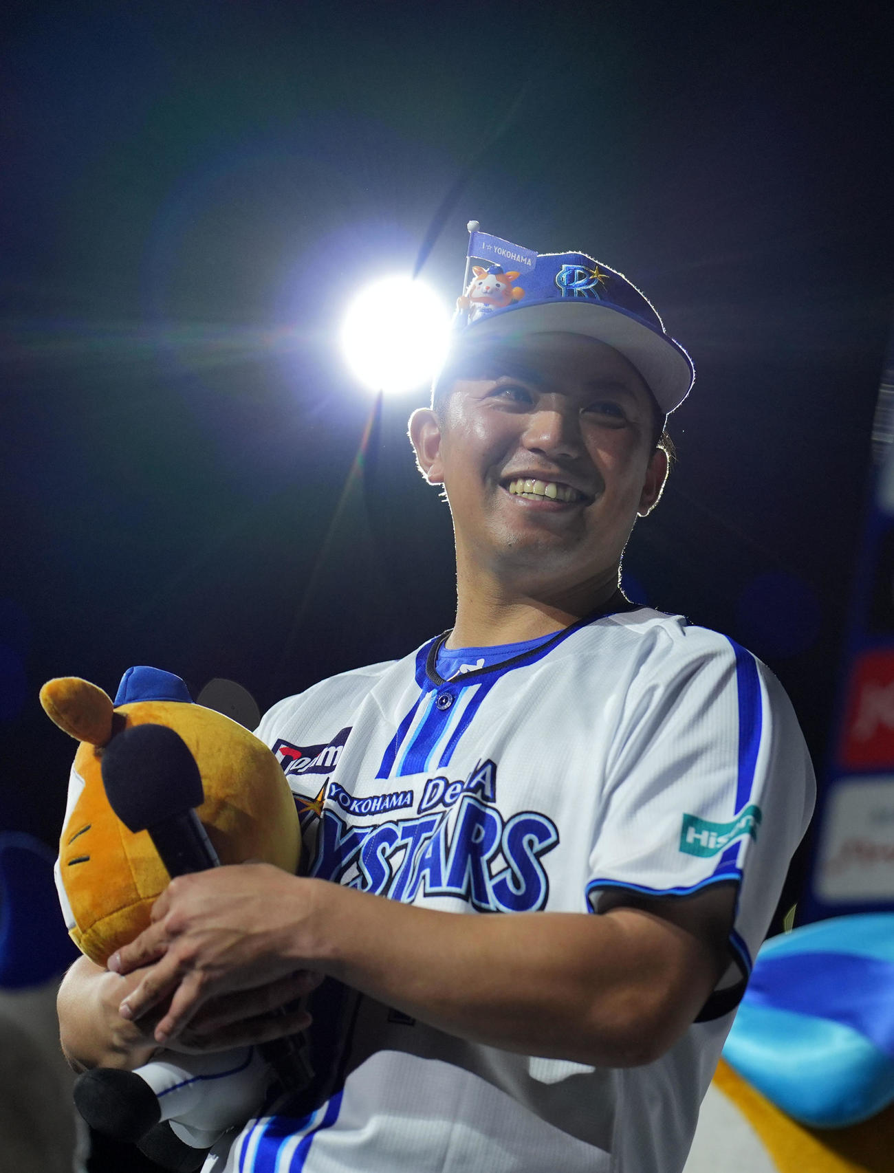 DeNA対広島　広島に勝利し笑顔を見せるDeNA東（撮影・横山健太）