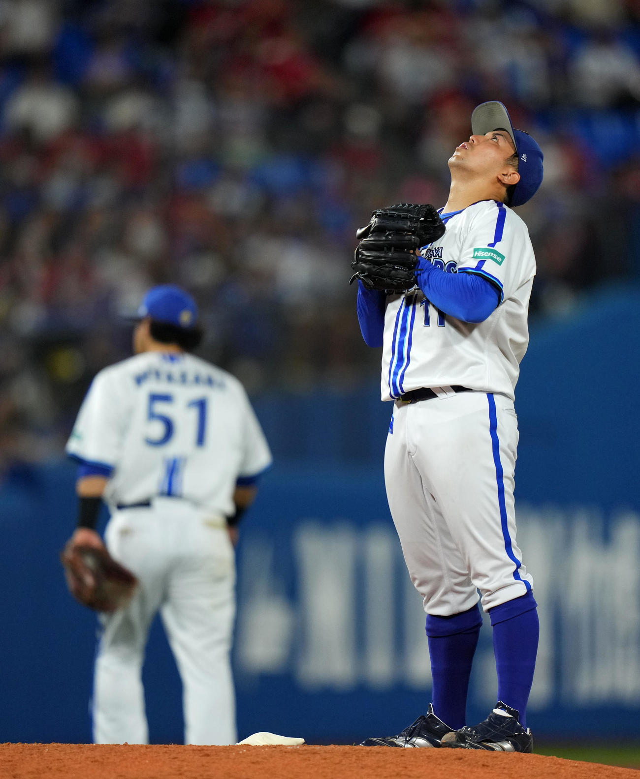 DeNA対広島　8回表途中、ピンチを迎え空を見上げるDeNA東（撮影・横山健太）
