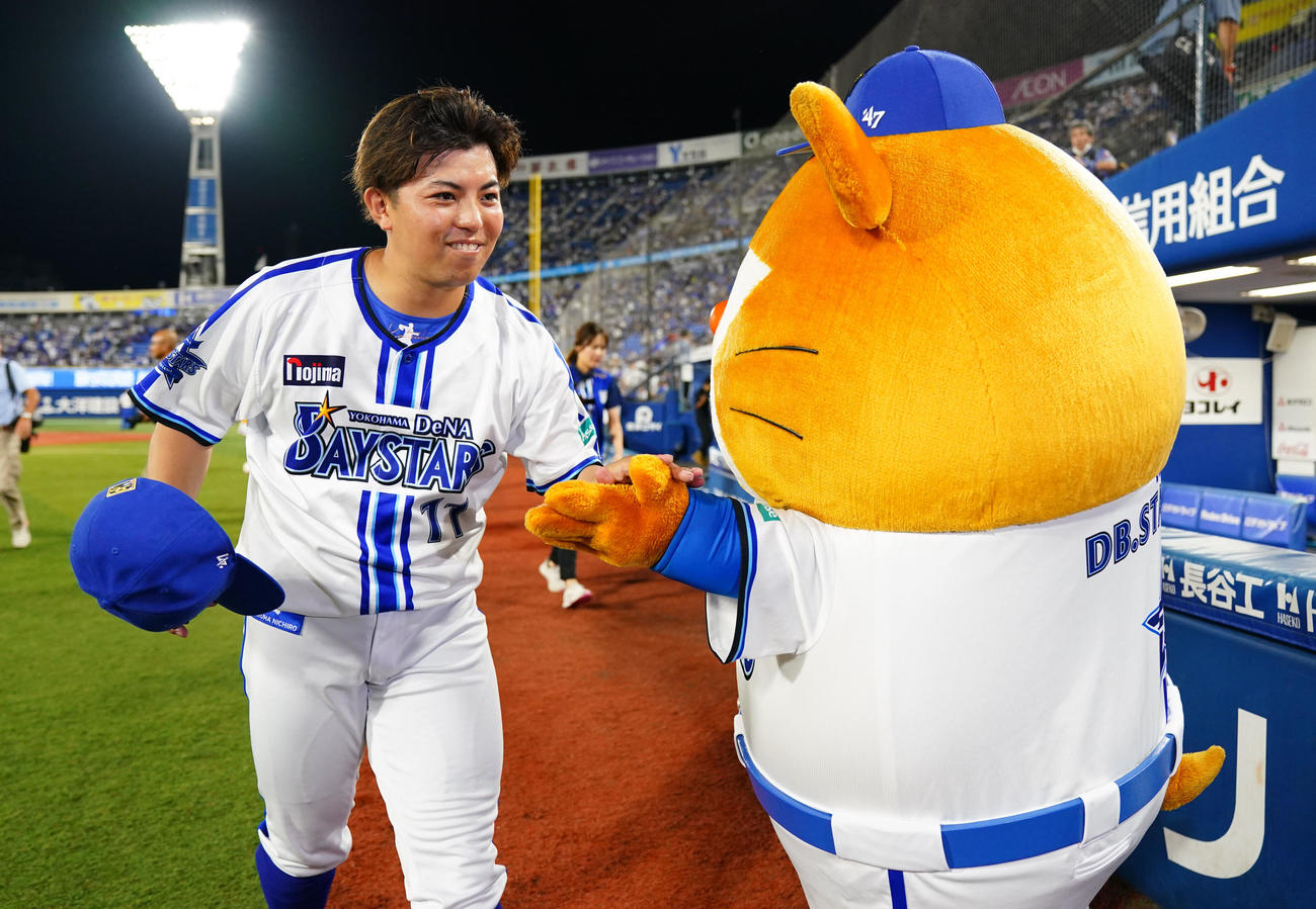 DeNA対広島　DBスターマンとタッチを交わすDeNA東（撮影・横山健太）