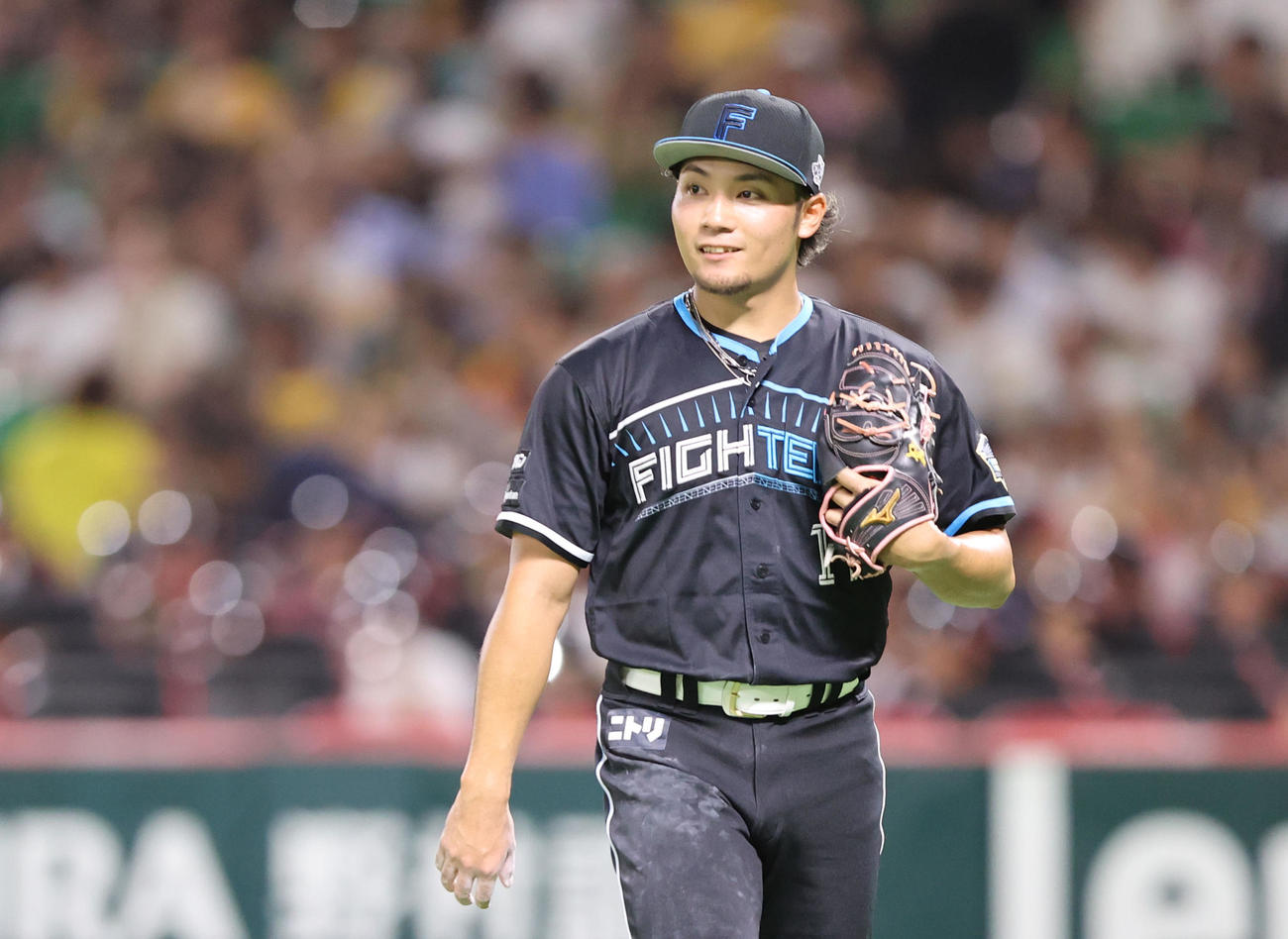 ソフトバンク対日本ハム　2回裏ソフトバンク2死二塁、今宮を一邪飛に抑え笑顔でベンチにさがる伊藤（撮影・鬼束羽瑠菜）
