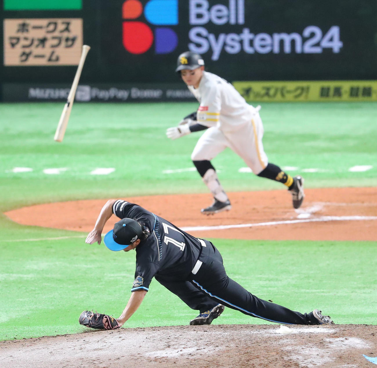 ソフトバンク対日本ハム　7回裏ソフトバンク2死、牧原大に中前安打を浴び倒れる伊藤（撮影・梅根麻紀）