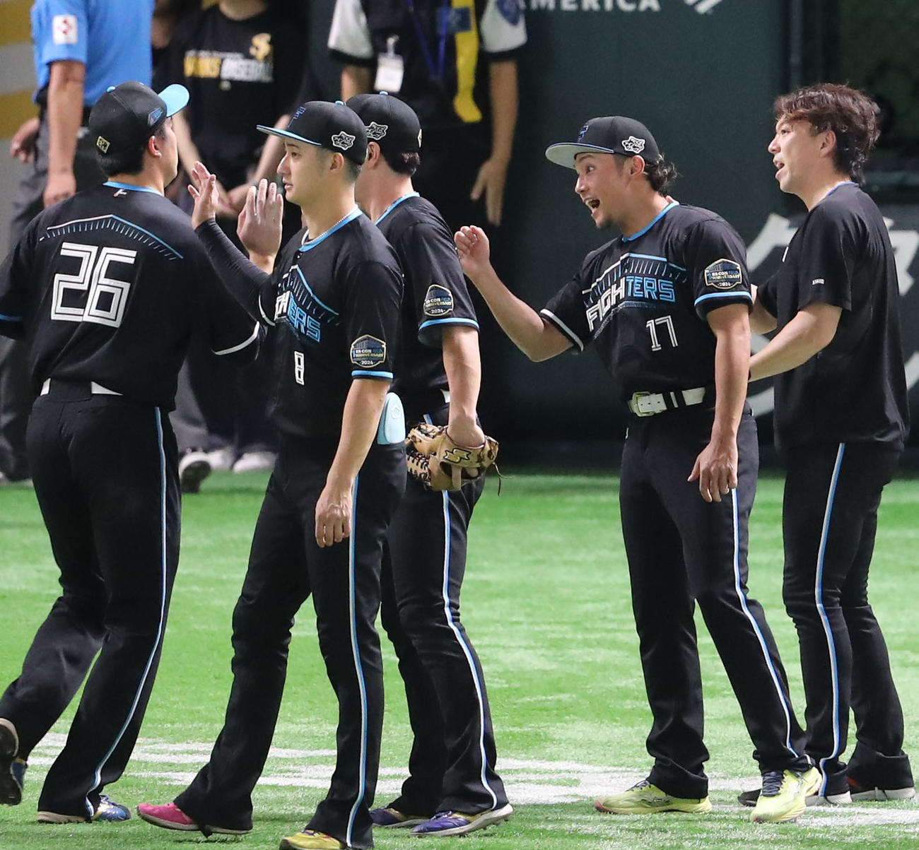 ソフトバンク対日本ハム　勝利投手となった伊藤はハイタッチでナインを出迎える（撮影・梅根麻紀）