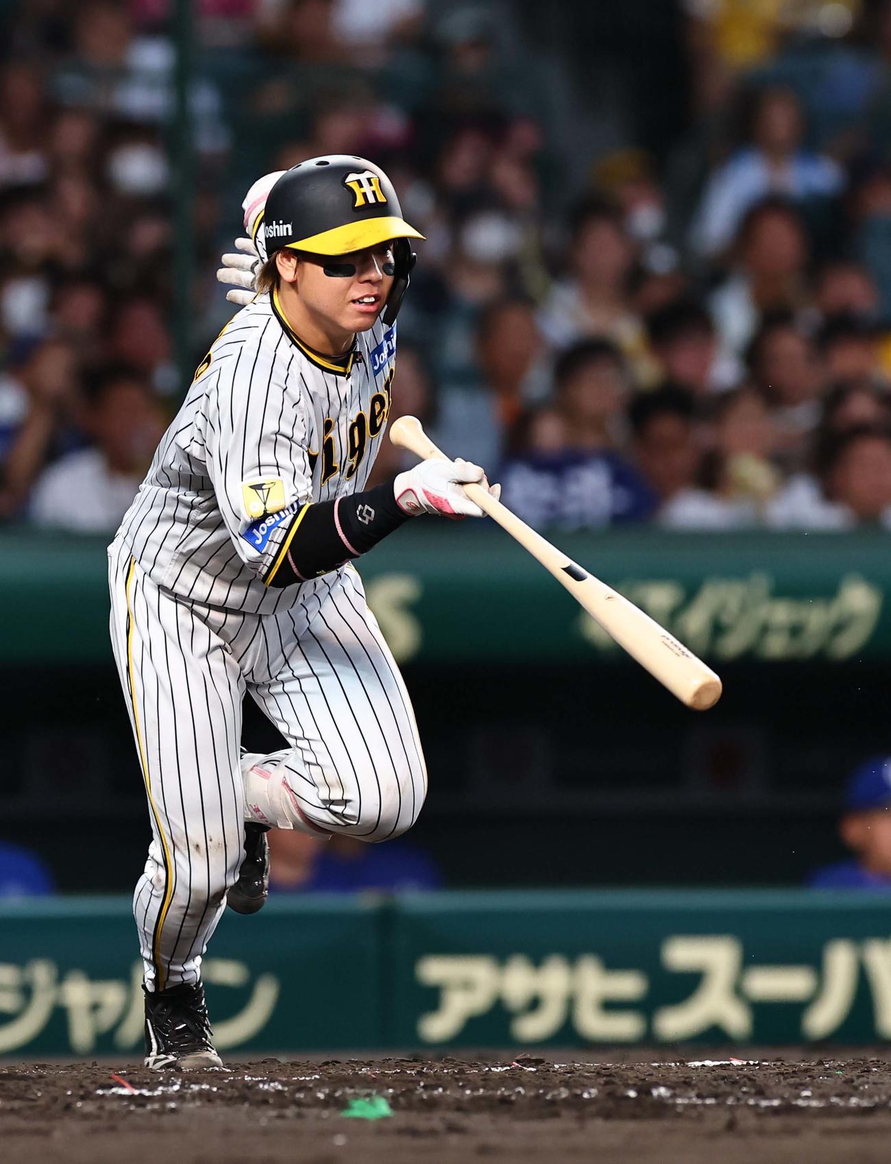 阪神対中日　2回裏阪神無死一、二塁、梅野は右前打を放つ（撮影・上田博志）