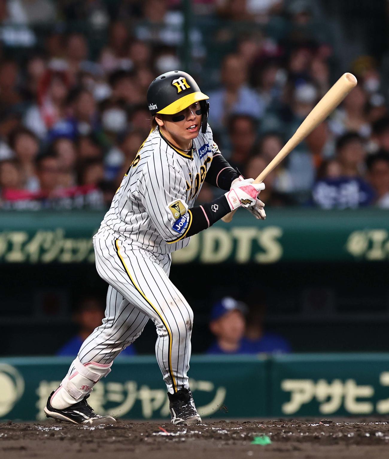 阪神対中日　2回裏阪神無死一、二塁、梅野はバスターで右前打を放つ（撮影・上田博志）