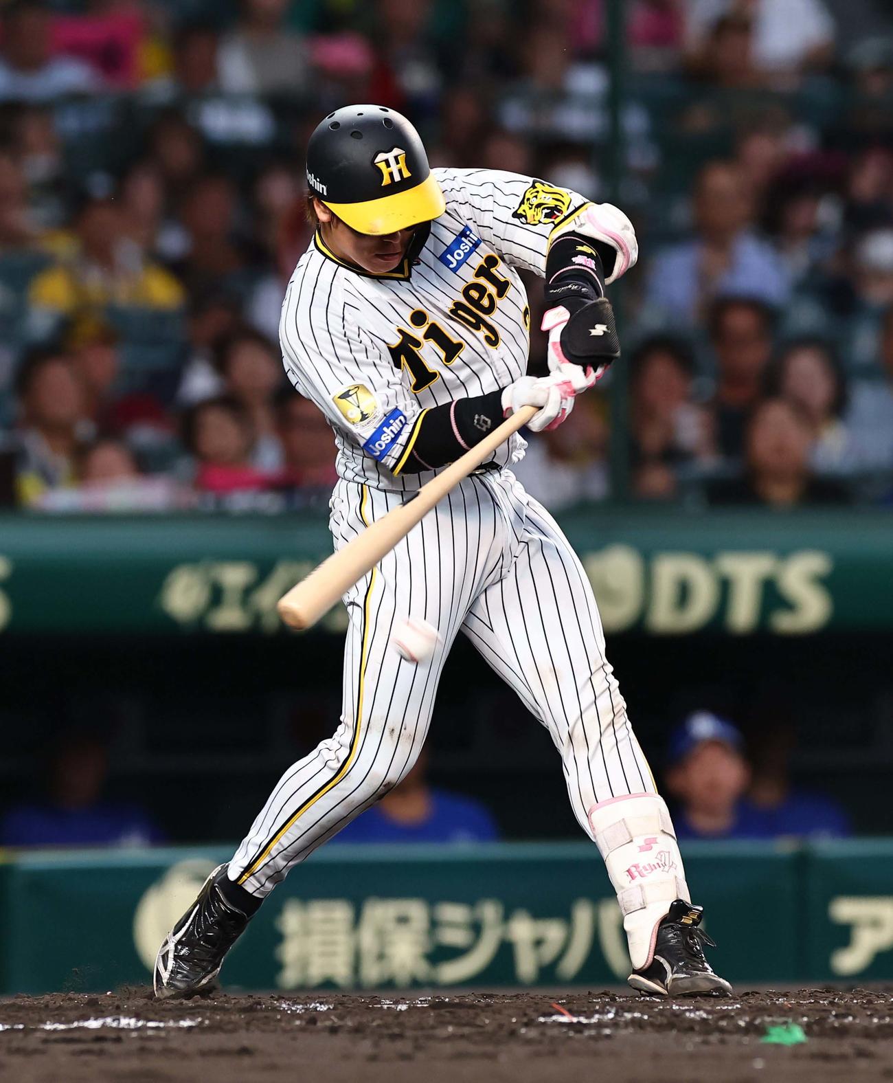 阪神対中日　2回裏阪神無死一、二塁、梅野はバスターで右前打を放つ（撮影・上田博志）