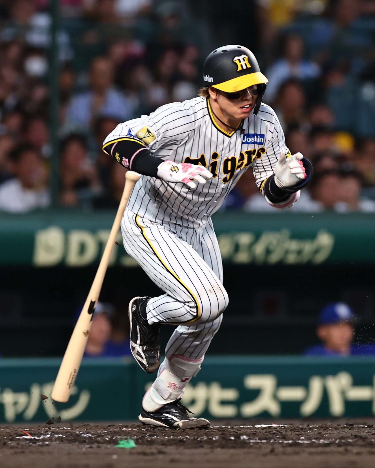 阪神対中日　2回裏阪神無死一、二塁、梅野は右前打を放つ（撮影・上田博志）