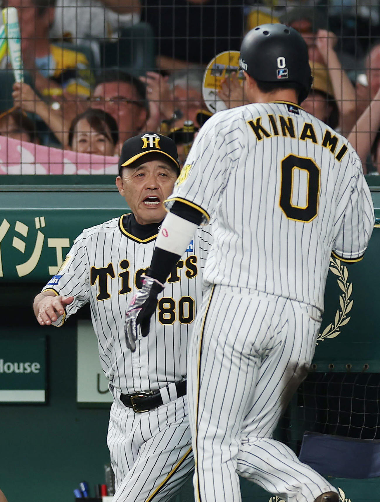 阪神対中日　7回裏阪神1死三塁、近本の適時打で生還した木浪（右）を迎える岡田監督（撮影・前田充）