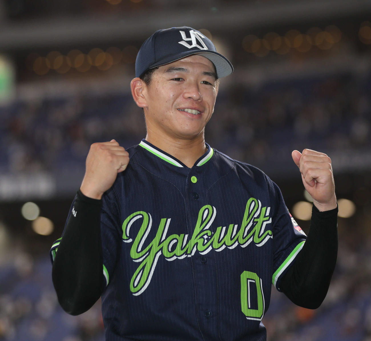 巨人対ヤクルト　10回に決勝打を放ったヤクルト並木はガッツポーズ（撮影・西尾就之）