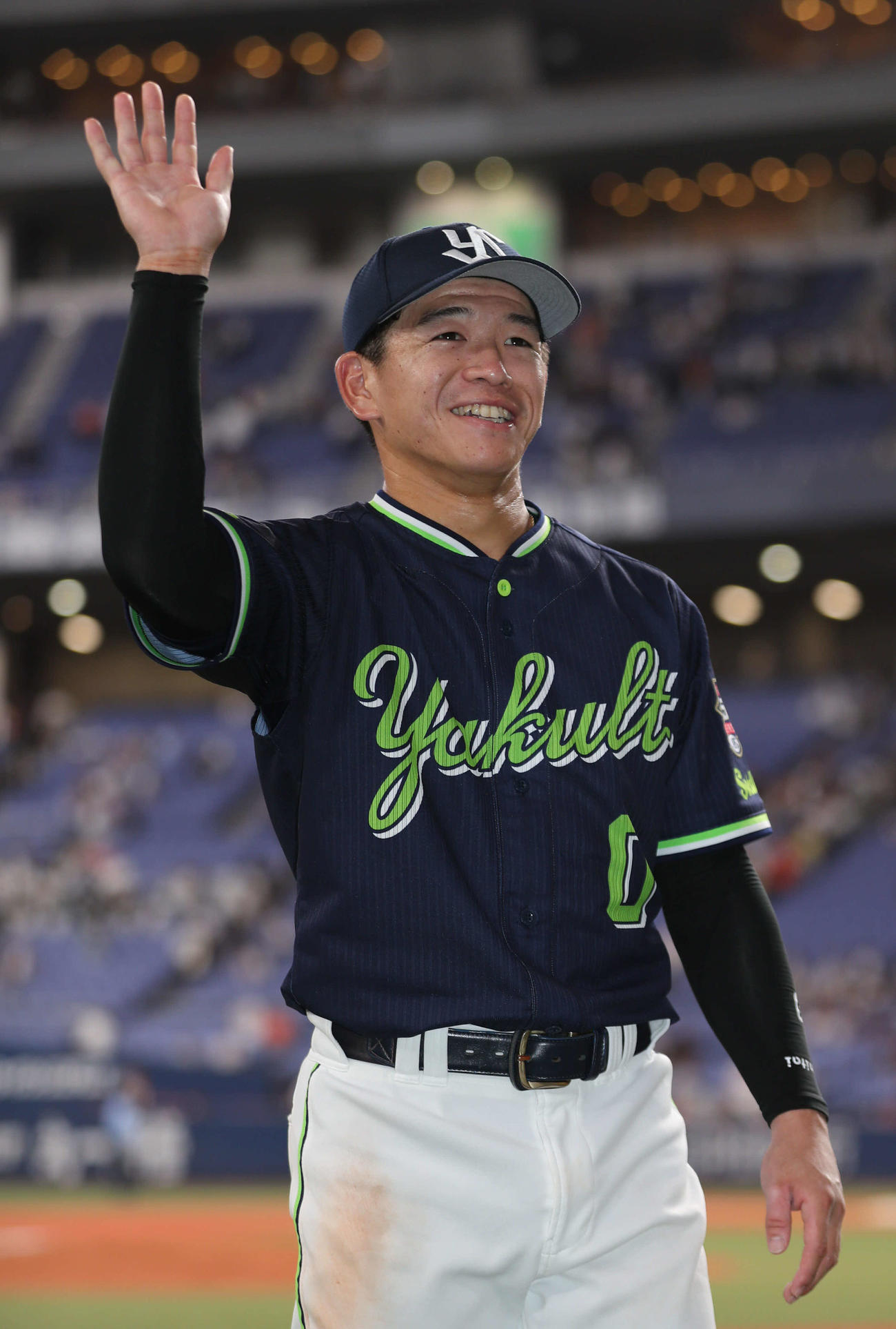 巨人対ヤクルト　10回に決勝打を放ったヤクルト並木はファンに手を振る（撮影・西尾就之）