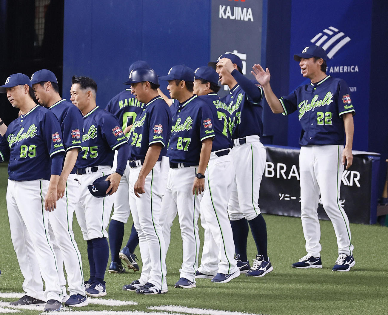 巨人対ヤクルト　巨人に勝利し、ナインを出迎えるヤクルト高津監督（右端）（撮影・藤尾明華）